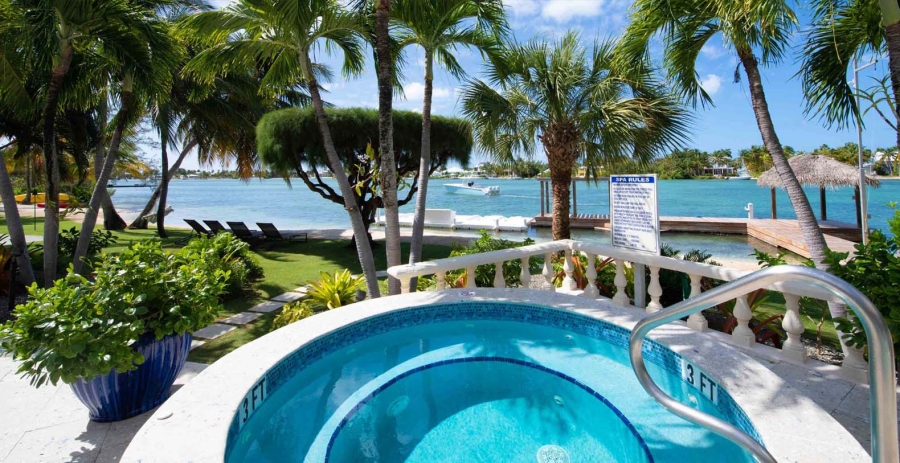 Kaiku & Guesthouse Grand Cayman Vacation Villa - Cayman Kai