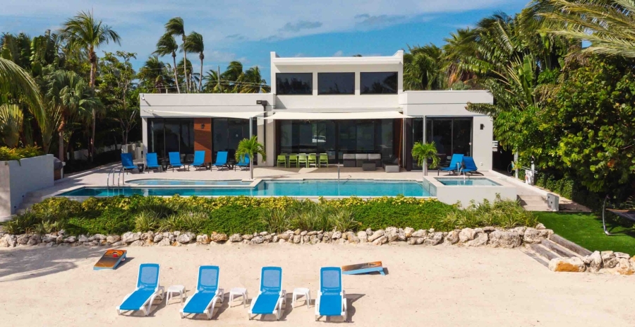 White Dahlia Grand Cayman 4-Bedroom Luxury Villa - Cayman Kai Bioluminescent Bay