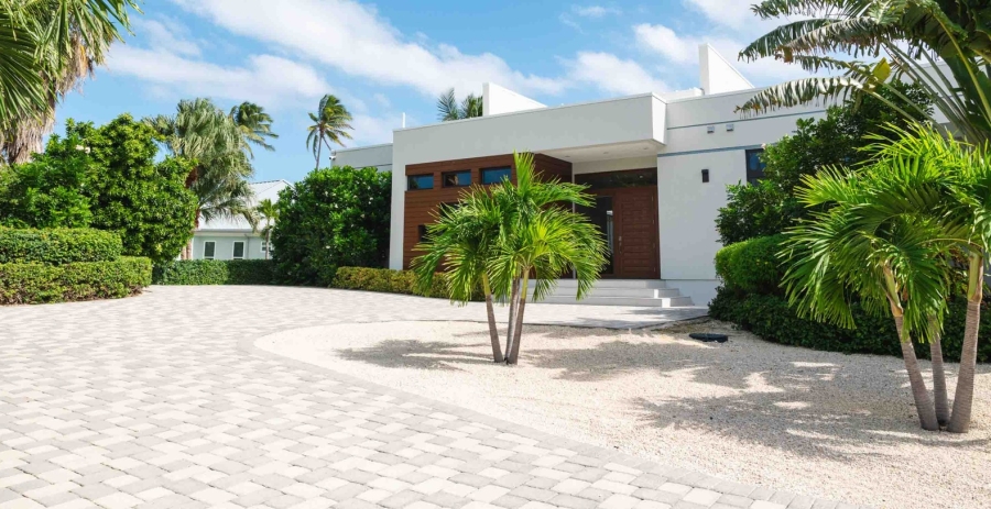 White Dahlia Grand Cayman 4-Bedroom Luxury Villa - Cayman Kai Bioluminescent Bay